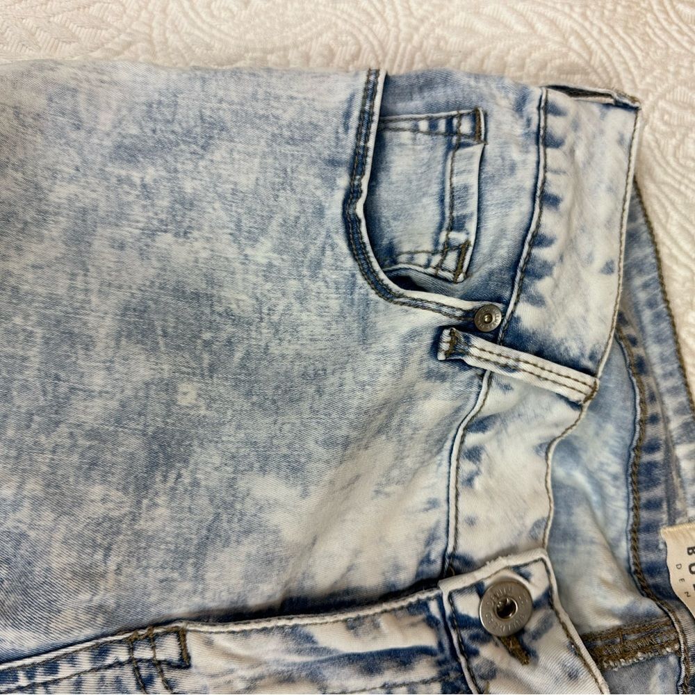 Bullhead Low-rise Skinniest Jean in Acid Wash color size 9 - Picture 9 of 13